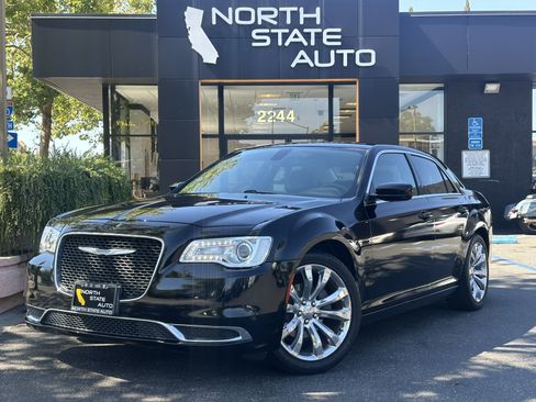 Used 2017 Chrysler 300 Limited RWD image 2