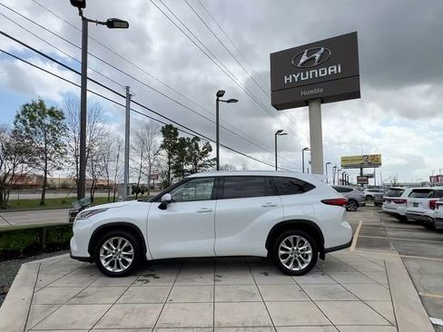 Used 2023 Toyota Highlander Limited image 3