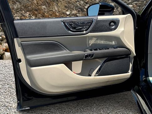 Used 2017 Lincoln Continental Reserve w/ Technology Package image 20