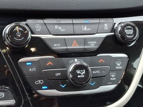 Used 2024 Chrysler Pacifica Touring-L FWD image 19