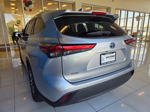 Used 2020 Toyota Highlander XLE AWD/4WD image 8