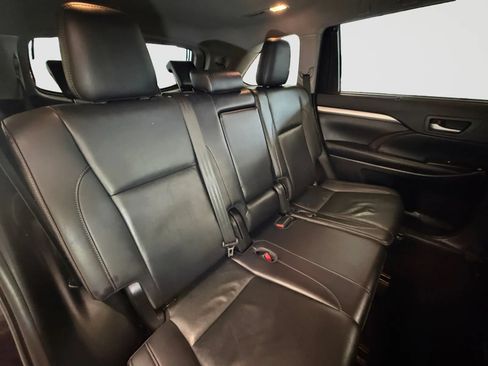 Used 2019 Toyota Highlander XLE AWD/4WD image 19