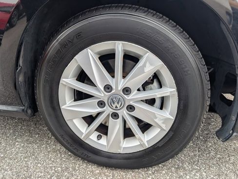 Used 2017 Volkswagen Golf S image 25