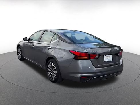 Used 2025 Nissan Altima 2.5 SV FWD image 11