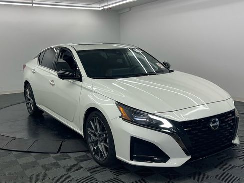 Used 2023 Nissan Altima 2.0 SR image 2