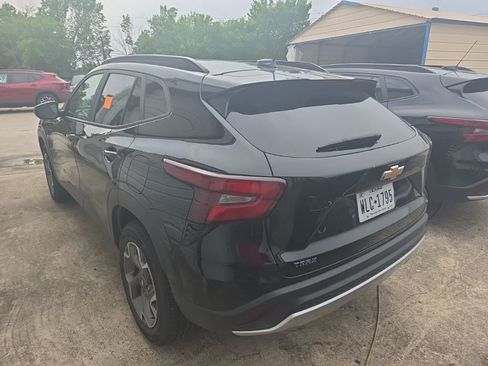 Used 2025 Chevrolet Trax LT w/ LT Convenience Package FWD image 8