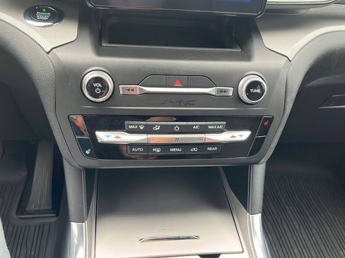 Used 2020 Ford Explorer XLT w/ Equipment Group 202A AWD/4WD image 13