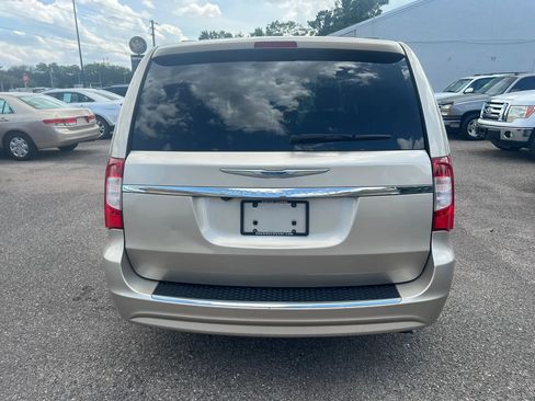 Used 2016 Chrysler Town & Country Touring w/ Driver Convenience Group FWD image 4