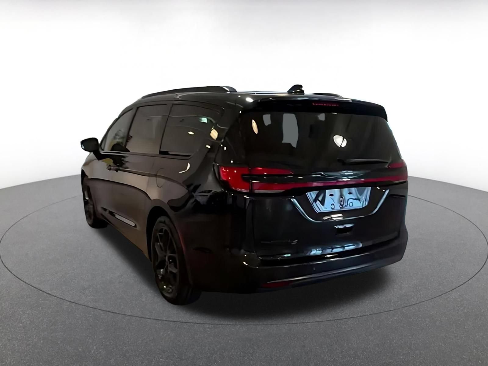 Used 2025 Chrysler Pacifica Limited FWD image 10