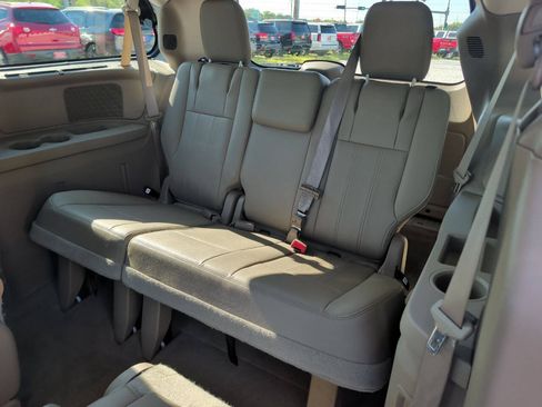 Used 2015 Chrysler Town & Country Touring FWD image 17