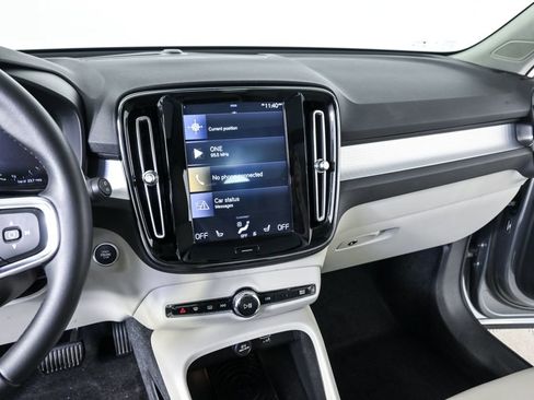 Used 2019 Volvo XC40 T5 Momentum AWD/4WD image 13