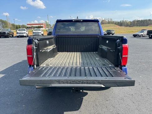 Used 2025 Toyota Tacoma TRD Off-Road AWD/4WD image 10