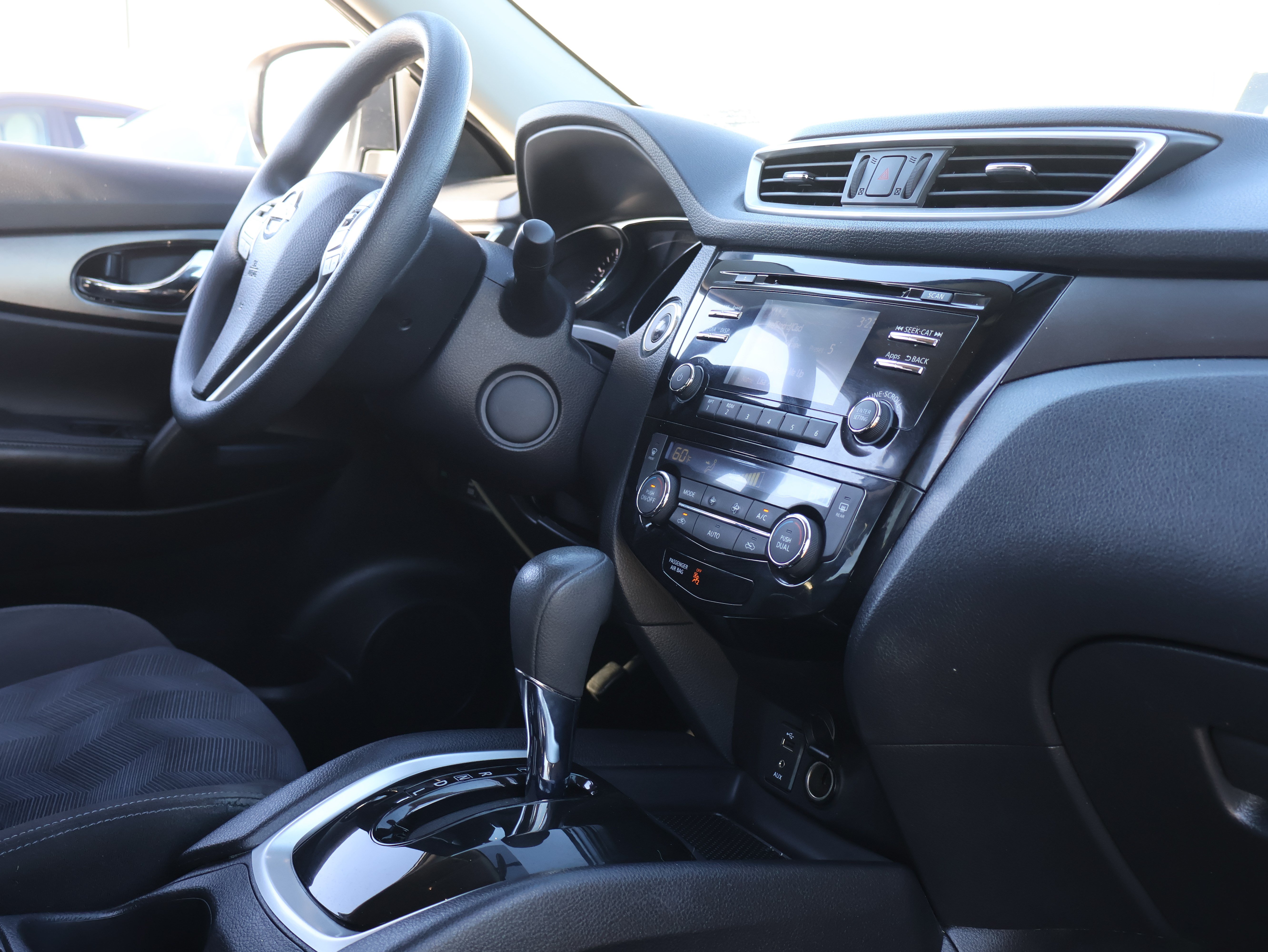 Used 2015 Nissan Rogue SV AWD/4WD image 10