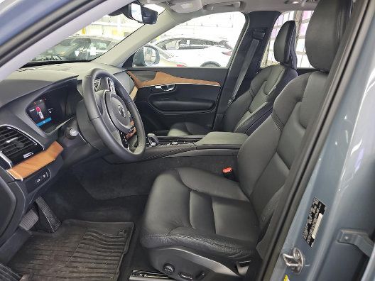 Used 2023 Volvo XC90 T8 Plus w/ Protection Package Premier AWD/4WD image 3