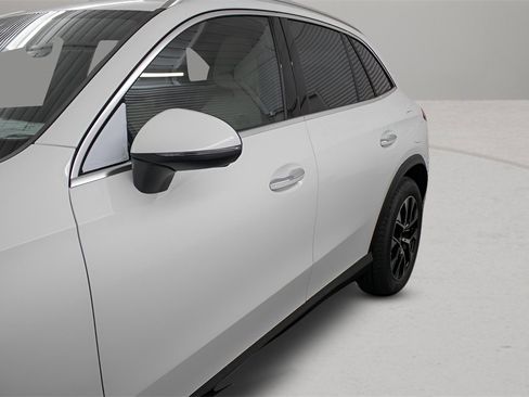 Used 2025 Mercedes-Benz GLC 350e 4MATIC image 3