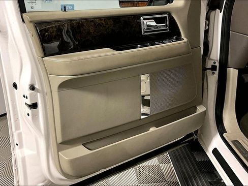 Used 2016 Lincoln Navigator Select image 18