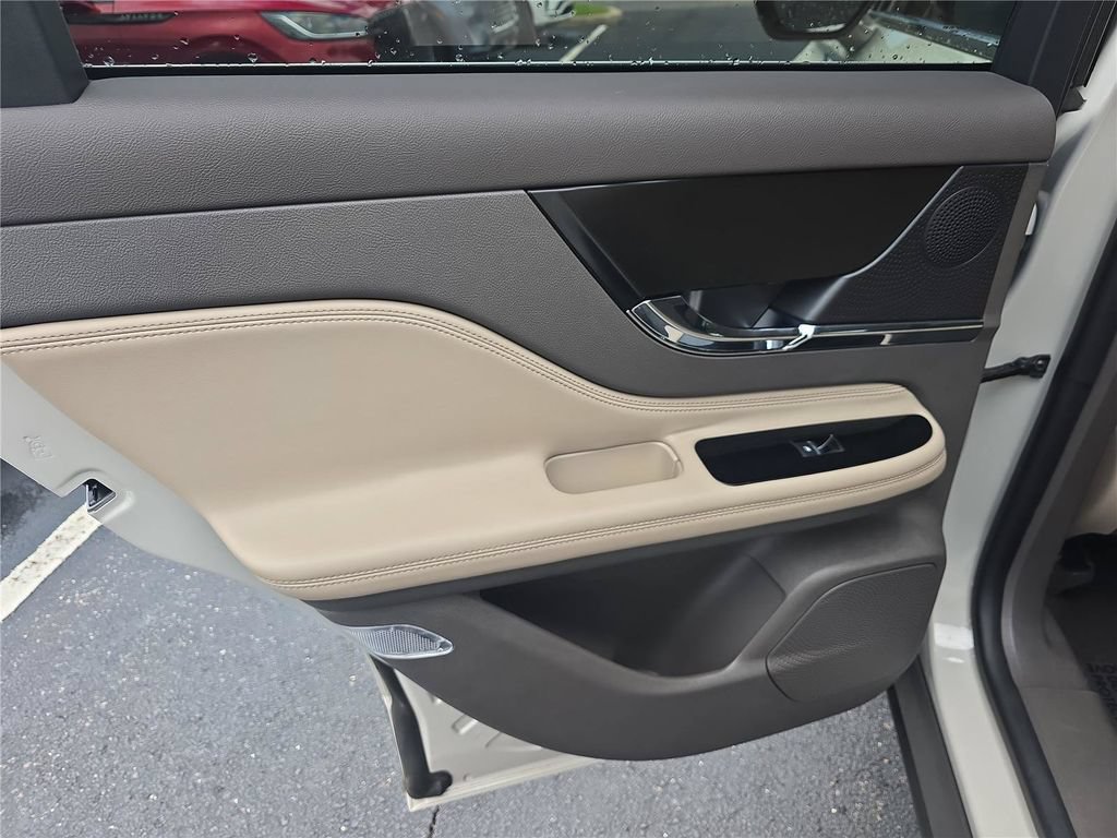 Certified 2024 Lincoln Corsair FWD image 11