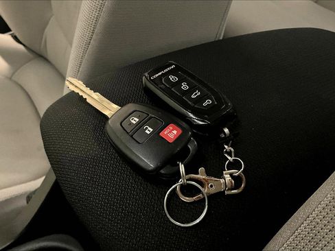 Used 2025 Toyota Corolla Cross L FWD image 33