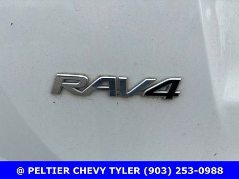 Used 2018 Toyota RAV4 LE FWD image 10