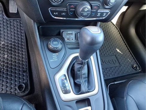 Used 2018 Jeep Cherokee Limited image 25