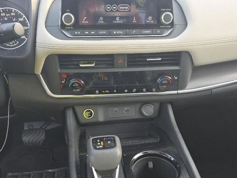 Used 2023 Nissan Rogue SV w/ SV Premium B Package FWD image 9
