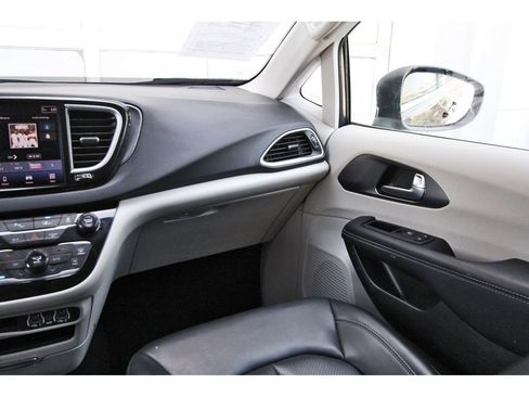 Used 2023 Chrysler Pacifica Touring-L FWD image 10