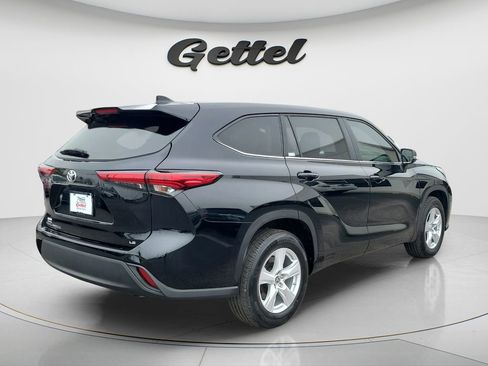 Used 2023 Toyota Highlander LE image 4
