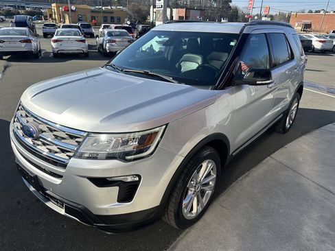 Used 2018 Ford Explorer XLT w/ Equipment Group 202A image 5