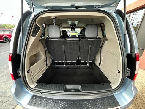Used 2016 Chrysler Town & Country Touring FWD image 16