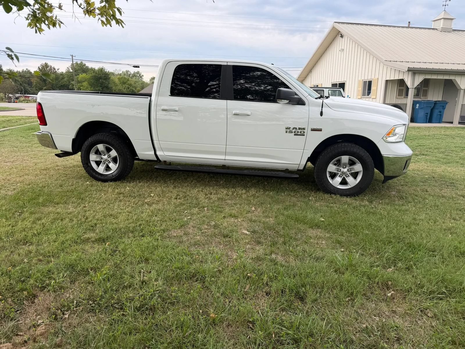 Used 2020 RAM 1500 Classic SLT w/ Luxury Group AWD/4WD image 4