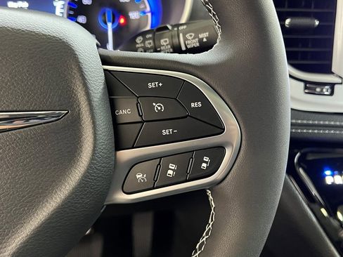 New 2025 Chrysler Pacifica Select image 17