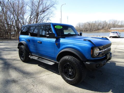 Used 2025 Ford Bronco Badlands image 6