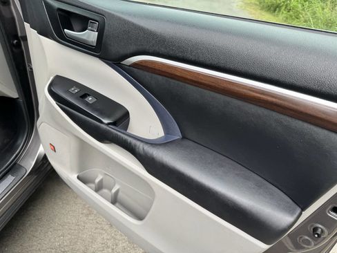 Used 2016 Toyota Highlander Limited image 9