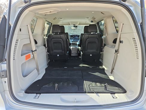 Used 2024 Chrysler Pacifica Touring-L FWD image 19