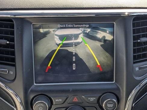 Used 2018 Jeep Grand Cherokee Limited image 24