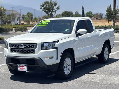 Used 2022 Nissan Frontier SV RWD image 2