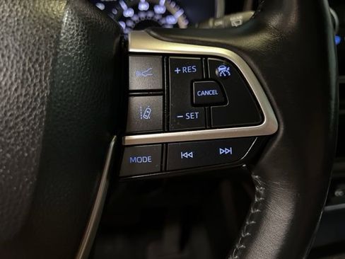 Used 2022 Toyota Highlander XLE AWD/4WD image 42