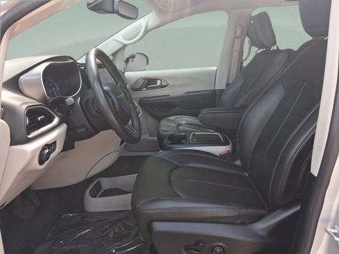 Used 2024 Chrysler Pacifica Touring-L FWD image 22