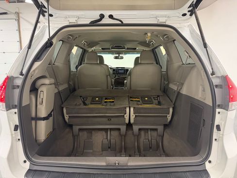 Used 2014 Toyota Sienna XLE FWD image 29