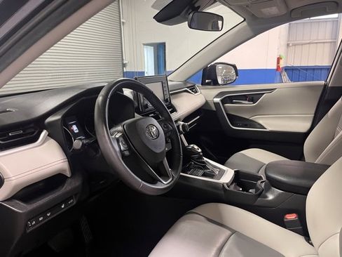 Used 2021 Toyota RAV4 XLE Premium image 23