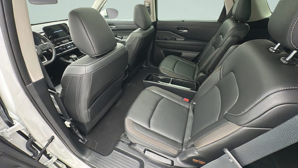 Used 2023 Nissan Pathfinder SL w/ SL Premium Package AWD/4WD image 9