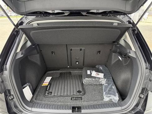 New 2025 Volkswagen Taos SE image 28