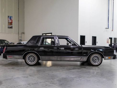 Used 1988 Lincoln Town Car Signature RWD image 7