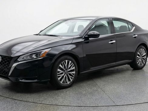 Used 2025 Nissan Altima 2.5 SV image 3