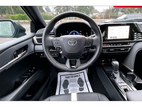 Used 2025 Toyota Camry SE image 5