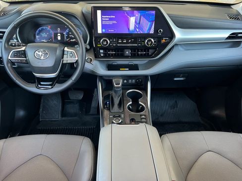Certified 2024 Toyota Highlander Platinum AWD/4WD image 3