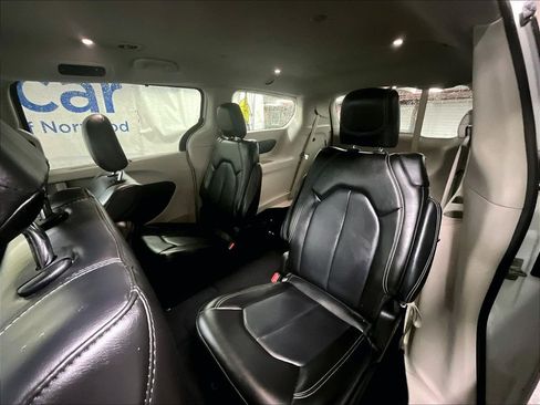 Used 2023 Chrysler Pacifica Touring-L FWD image 15