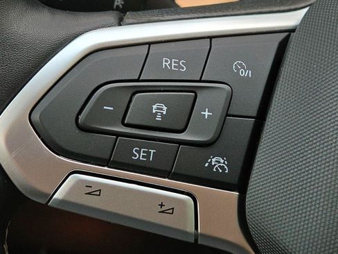 Certified 2022 Volkswagen Taos SE w/ Panoramic Sunroof Package AWD/4WD image 26
