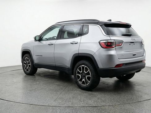 Used 2025 Jeep Compass Trailhawk AWD/4WD image 5