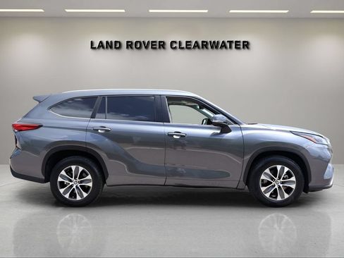 Used 2023 Toyota Highlander XLE FWD image 6